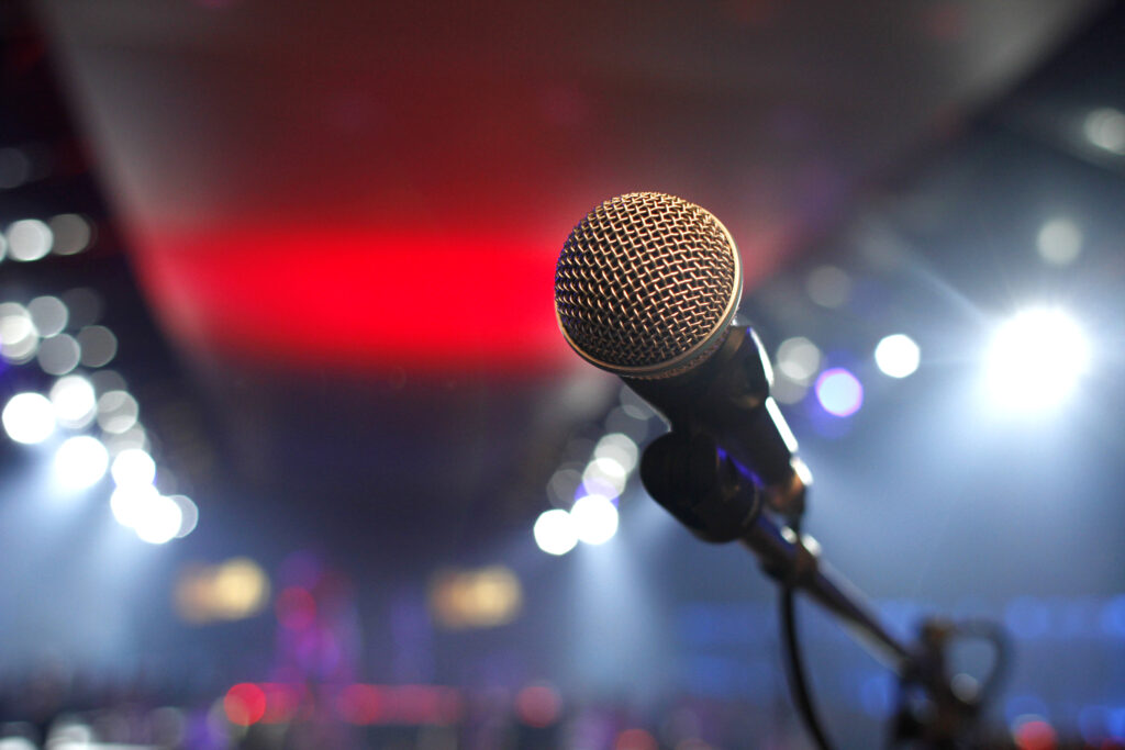 O cântăreață cunoscută s-a certat cu fosta soție a partenerului său în trafic. Poliția a intervenit