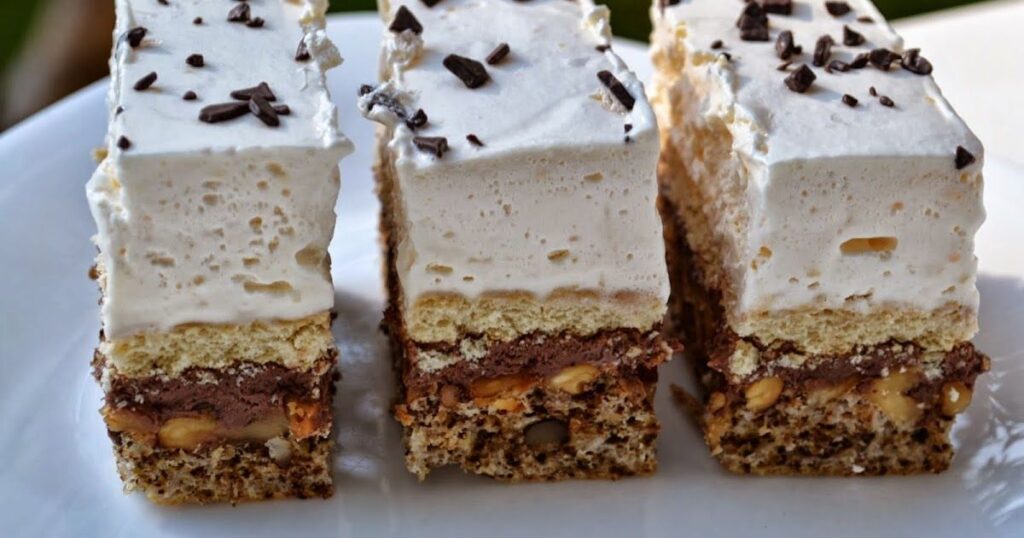 Rețetă de prăjitură Parlament. Un desert delicios, cu nucă,  ciocolată și biscuiți