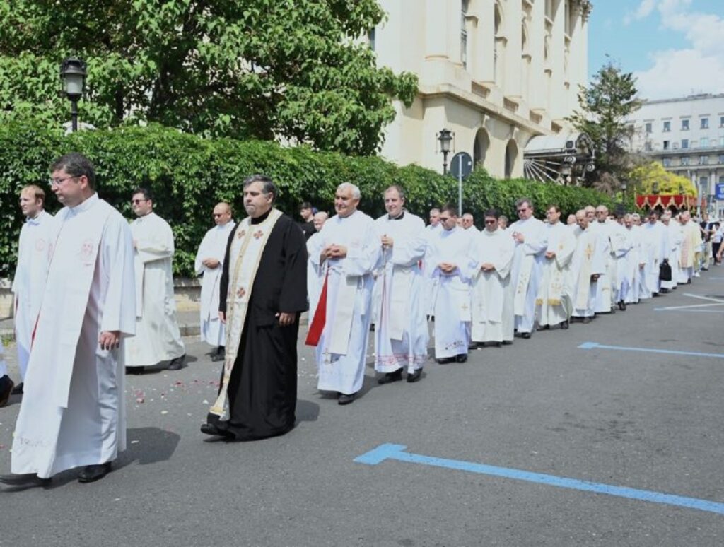 Procesiune cu Preasfântul Sacrament, pe străzile din centrul Bucureștiului. Sărbătoarea datează de aproape o mie de ani