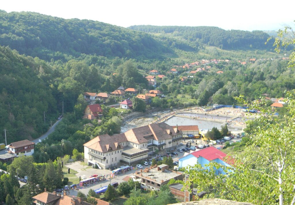 Stațiunea din România în care apa își schimbă culoarea, în funcție de anotimp. Are o poveste care se întinde pe multe secole