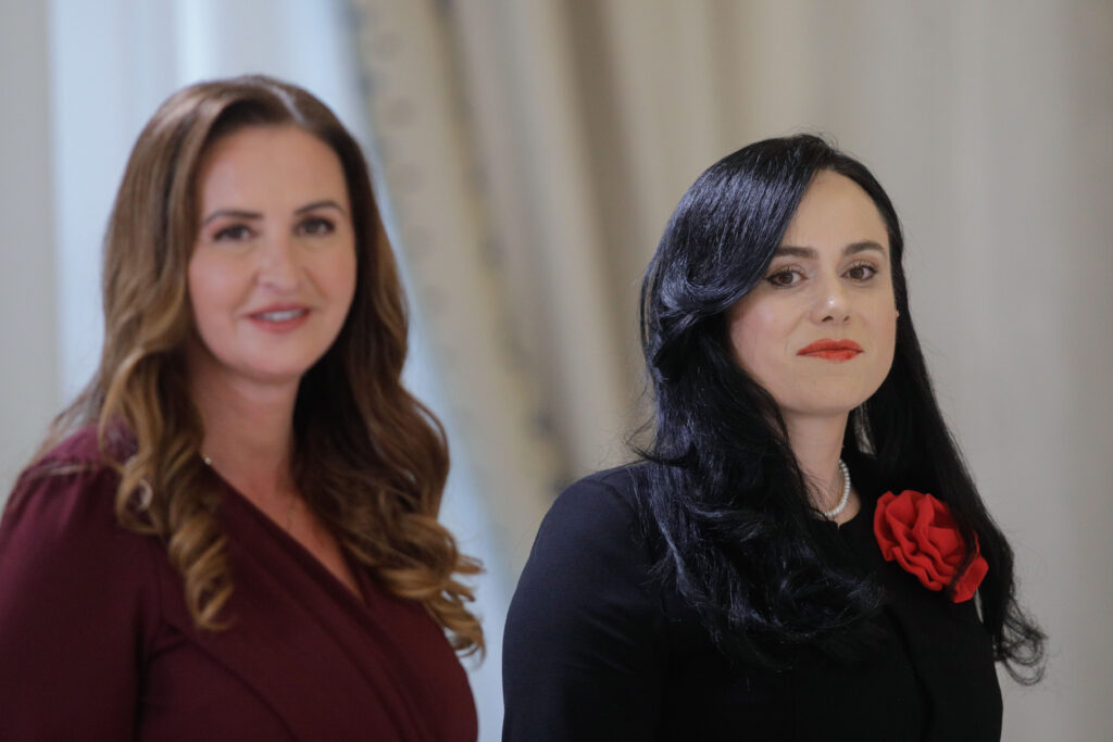 Noii miniștri ai Muncii și Familiei au depus jurământul. Simona Bucura Oprescu, copleșită de emoții