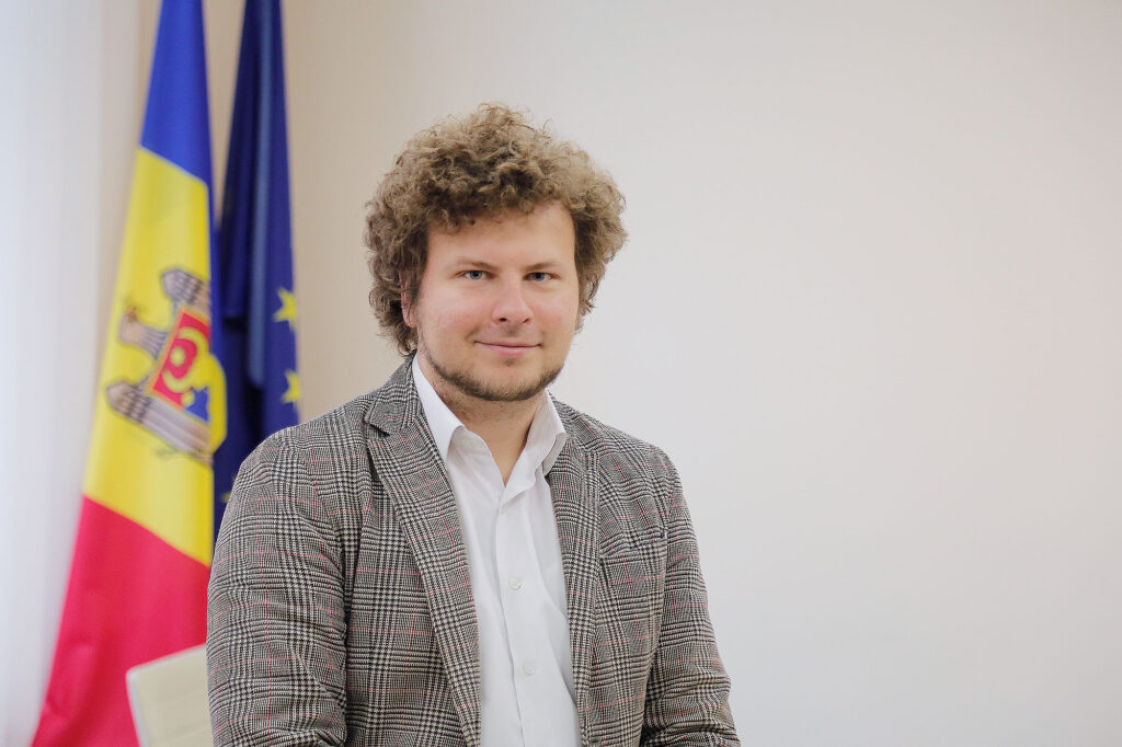 Deputat moldovean, luat la pumni de o femeie în faţa Parlamentului. Foto