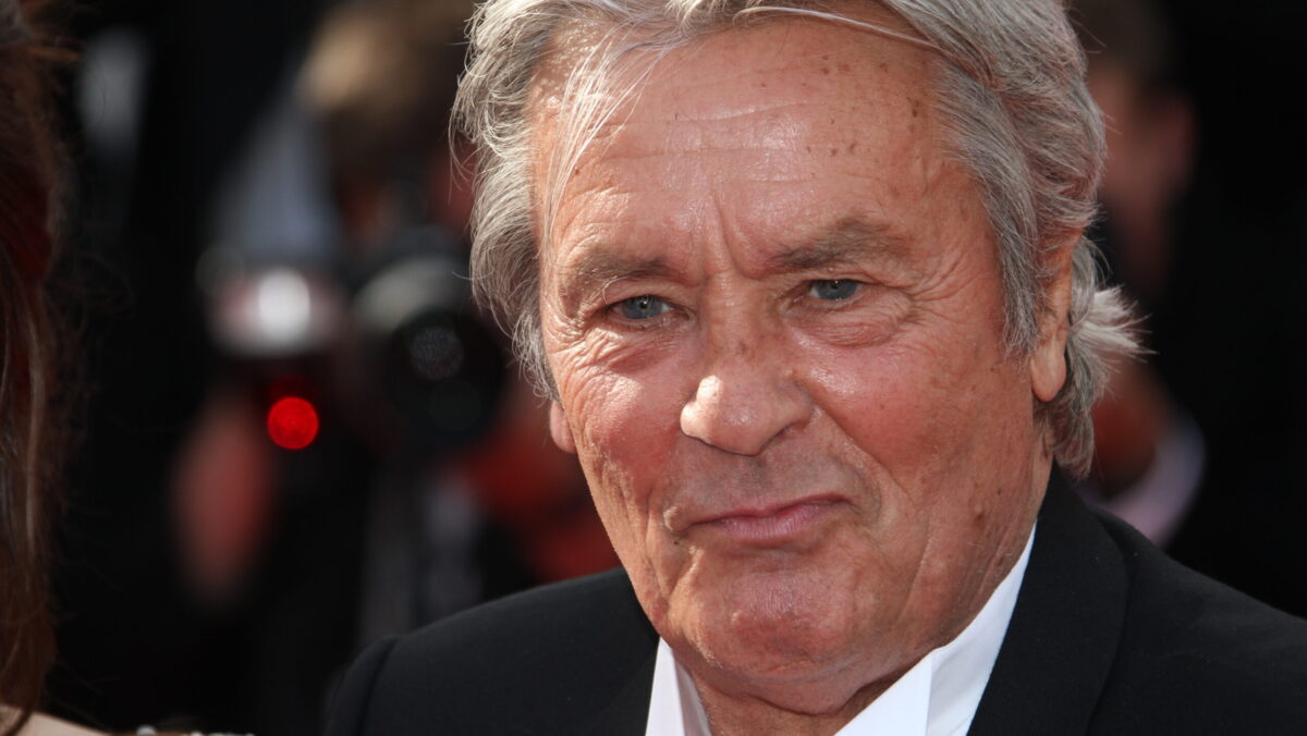 Alain Delon, prins cu un arsenal în casă. Procurorii au deschis dosar penal