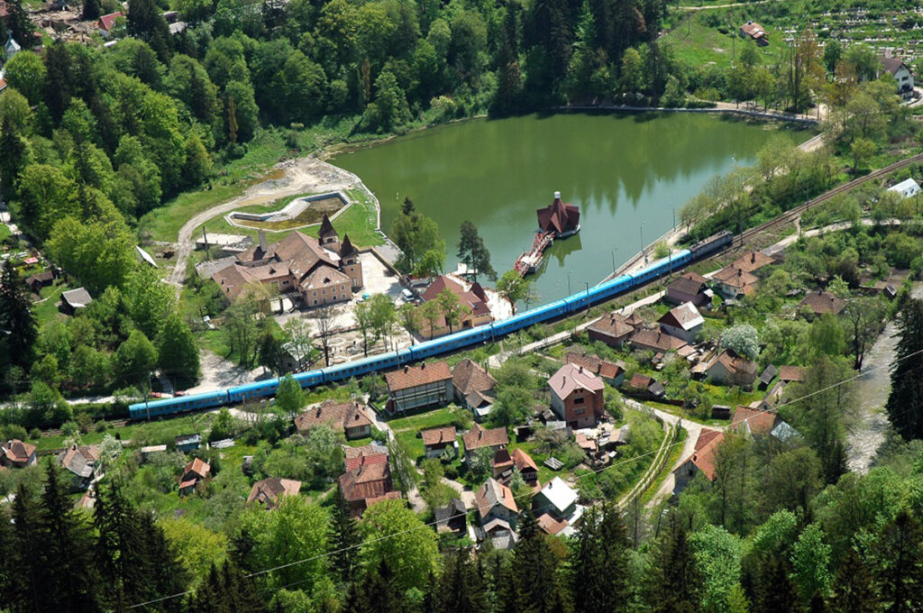 Patru stațiuni românești, unice în lume. Turiștii sunt vrăjiți