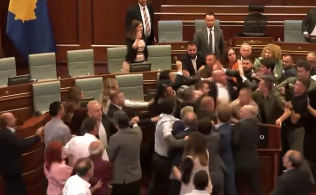 Bătaie în Parlamentul din Kosovo. Totul a pornit de la o înregistrare