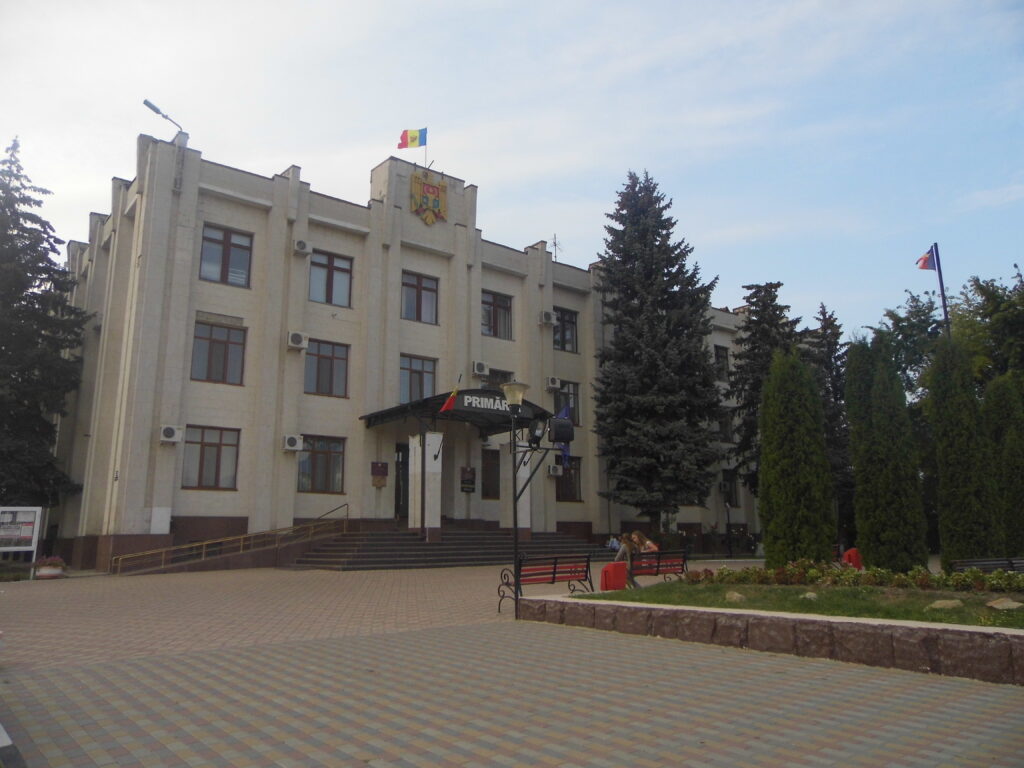 A urcat cu mașina pe scările Primăriei. Motivul e de necrezut