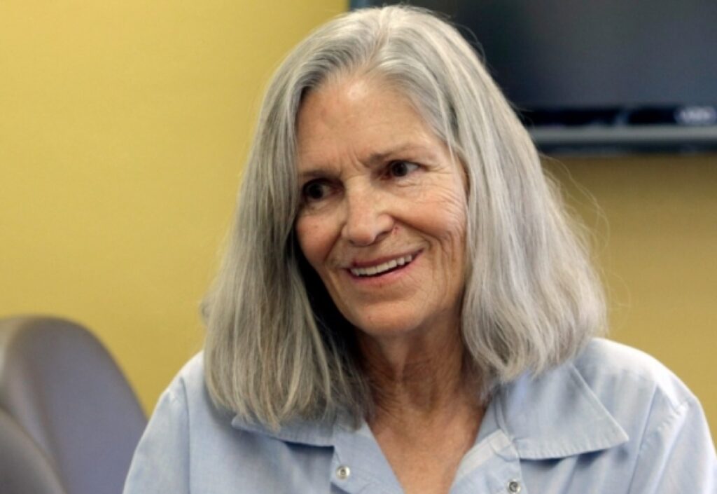 O discipolă a criminalului Charles Manson iese din pușcărie după 50 de ani. Motivul condamnării