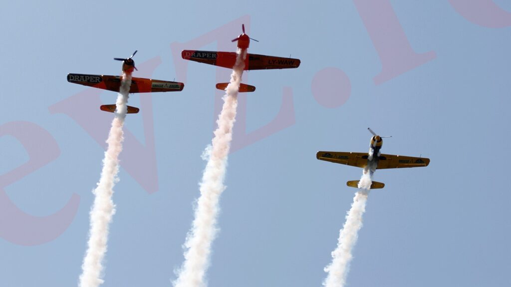 Ziua Aviaţiei Române şi a Forţelor Aeriene. Spectacol deasupra Bucureștiului cu avioane de luptă. Foto&Video