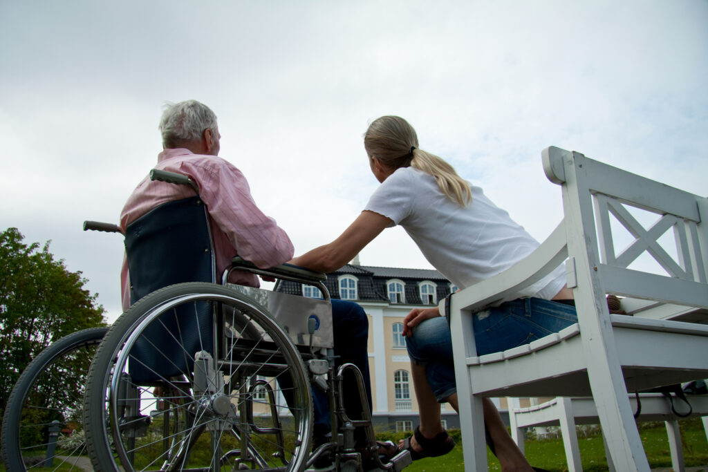 Badantele românce, probleme cu legea. Ce pățesc îngrijitoarele fără contract de muncă