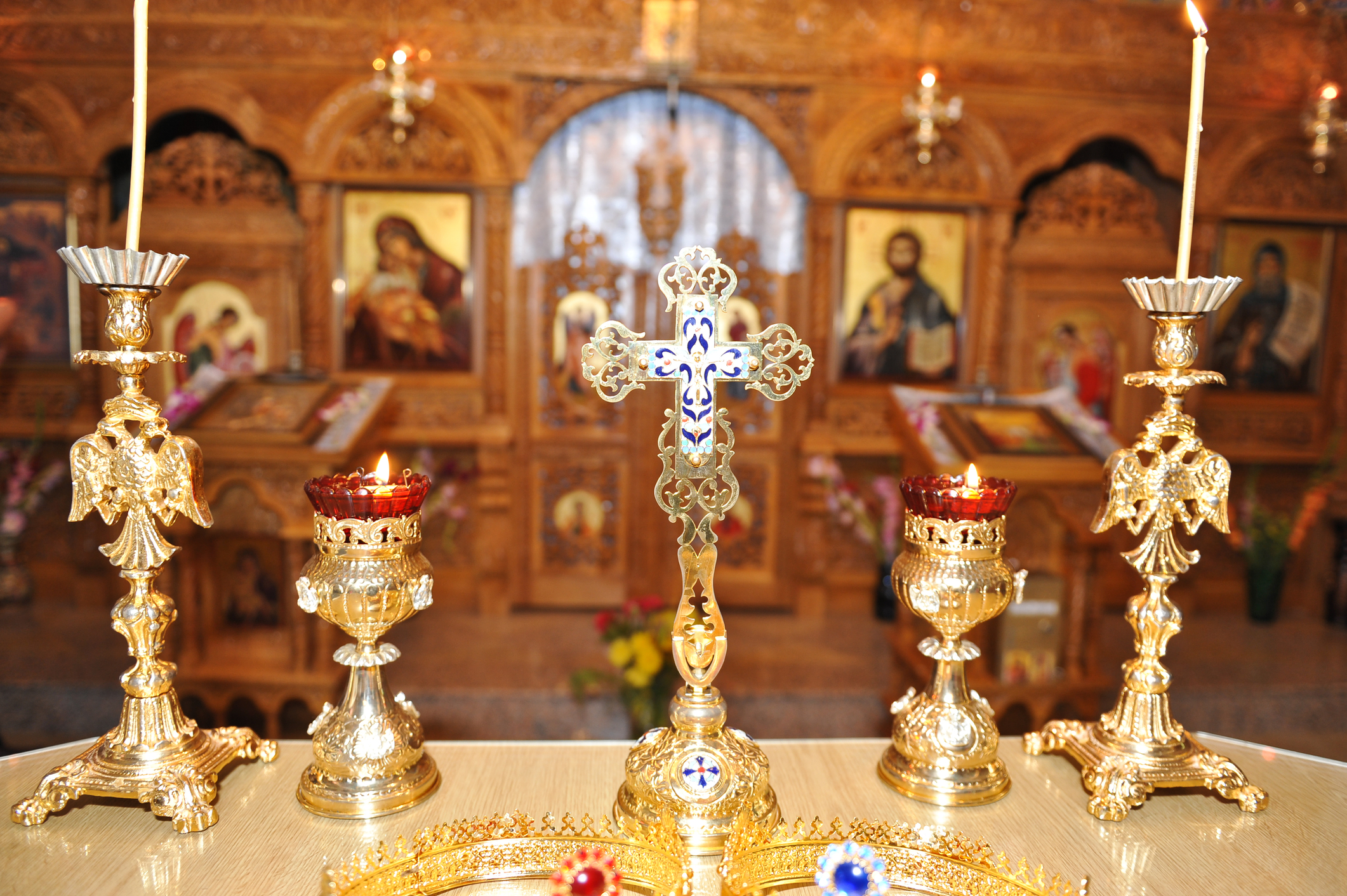 Biserica și Armata, singurele instituții în care românii mai au încredere