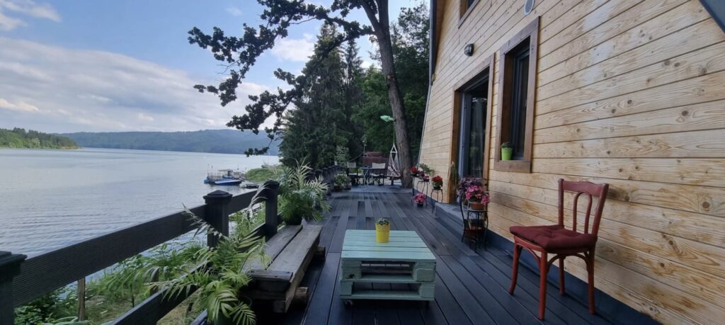 Locul tainic din România, cu o priveliște magnifică și hoteluri plutitoare