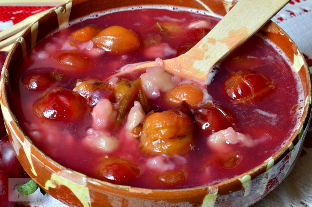 Chisălița cu mălai și fructe acrișoare, un desert răcoros de vară. Este fin și foarte aromat