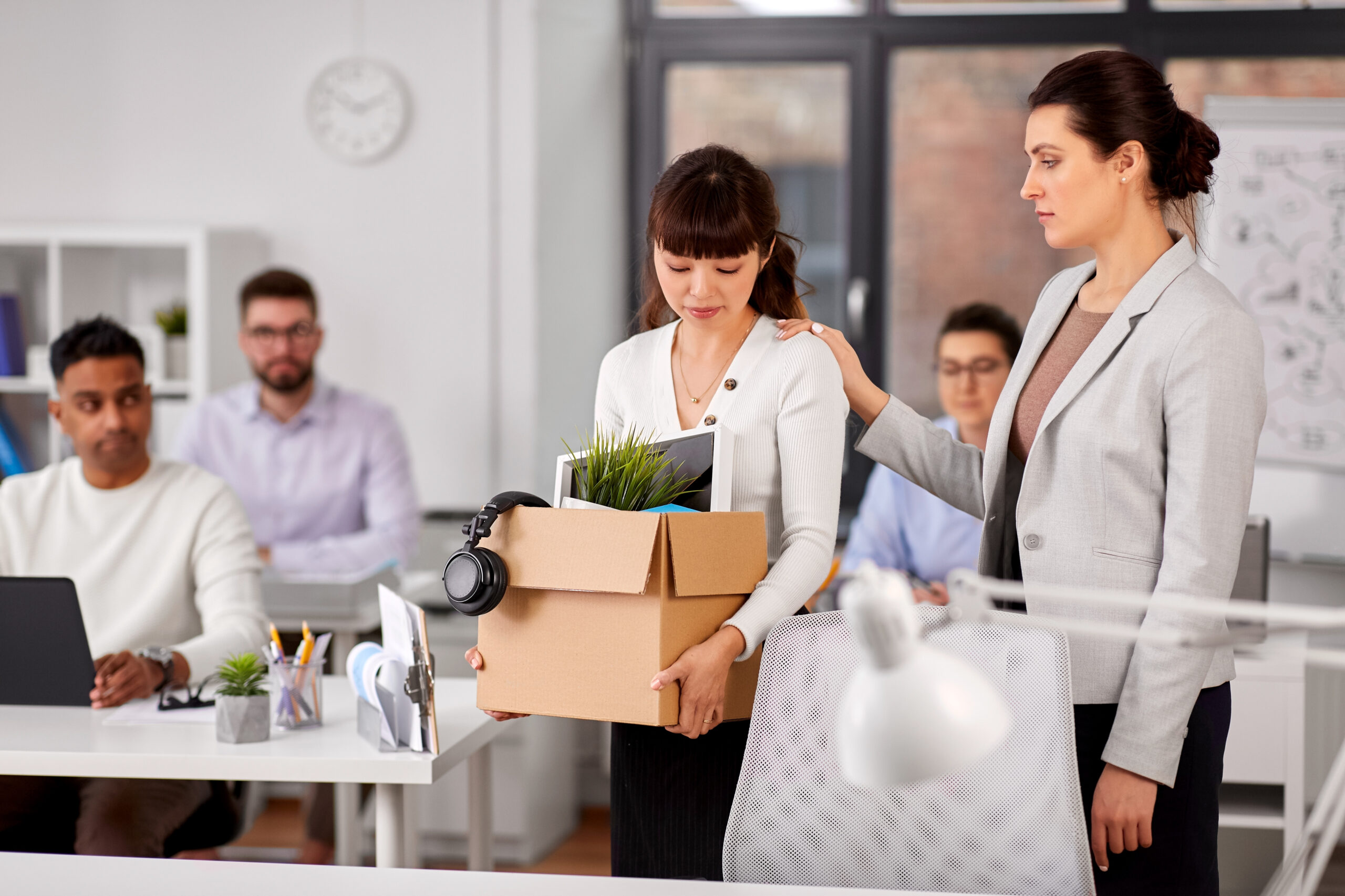 Angajații Microsoft, îndemnați să plece de bunăvoie din companie. Gigantul taie din posturi și schimbă politica de recompensare