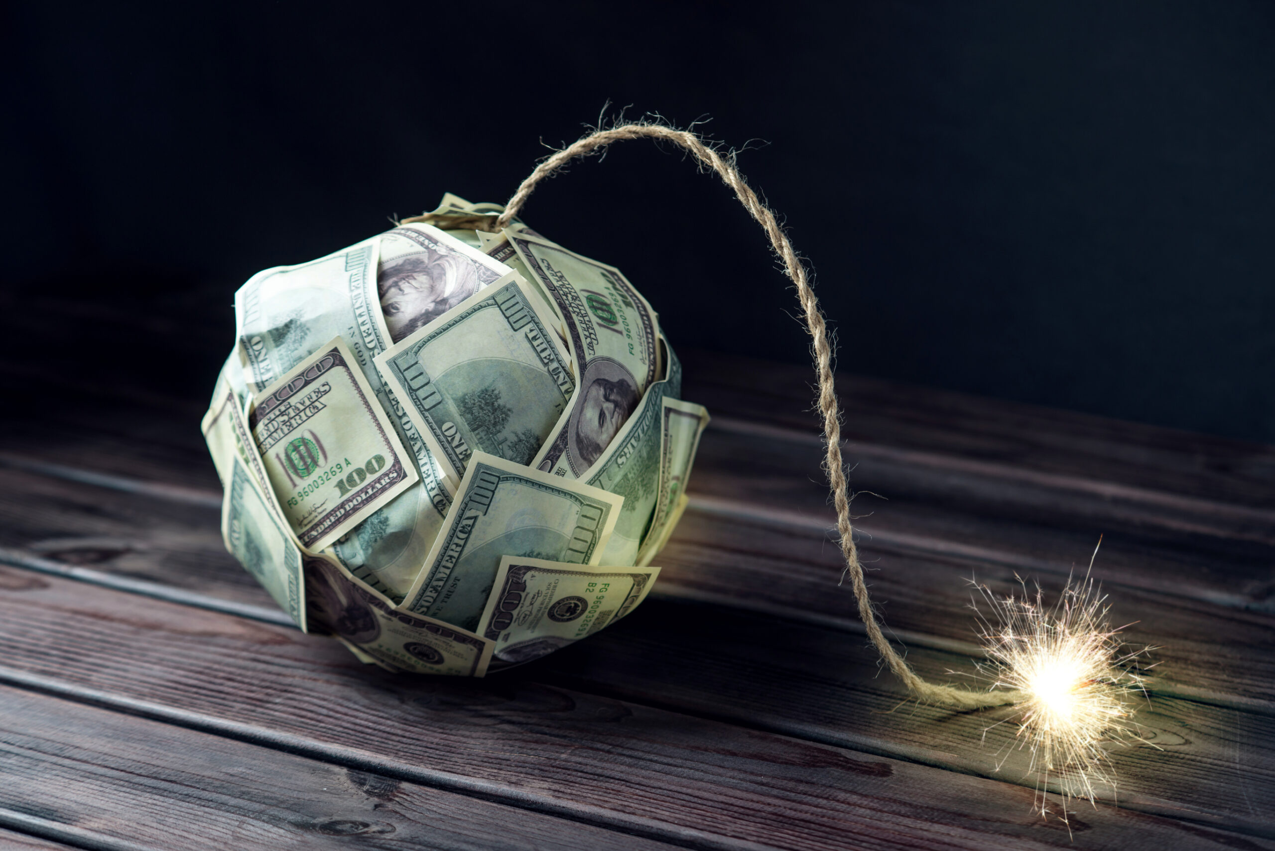Decizie crucială pentru România vineri noaptea. Agenția Fitch poate arunca țara în categoria junk din cauza crizei politice