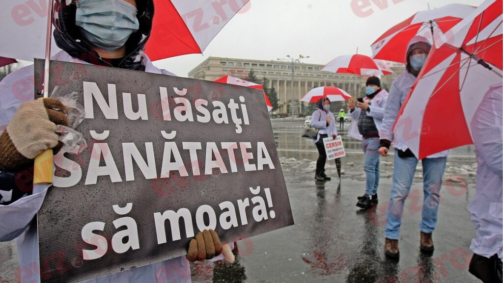 Angajații CNAS vor noi măriri de salarii. Protest în fața instituției