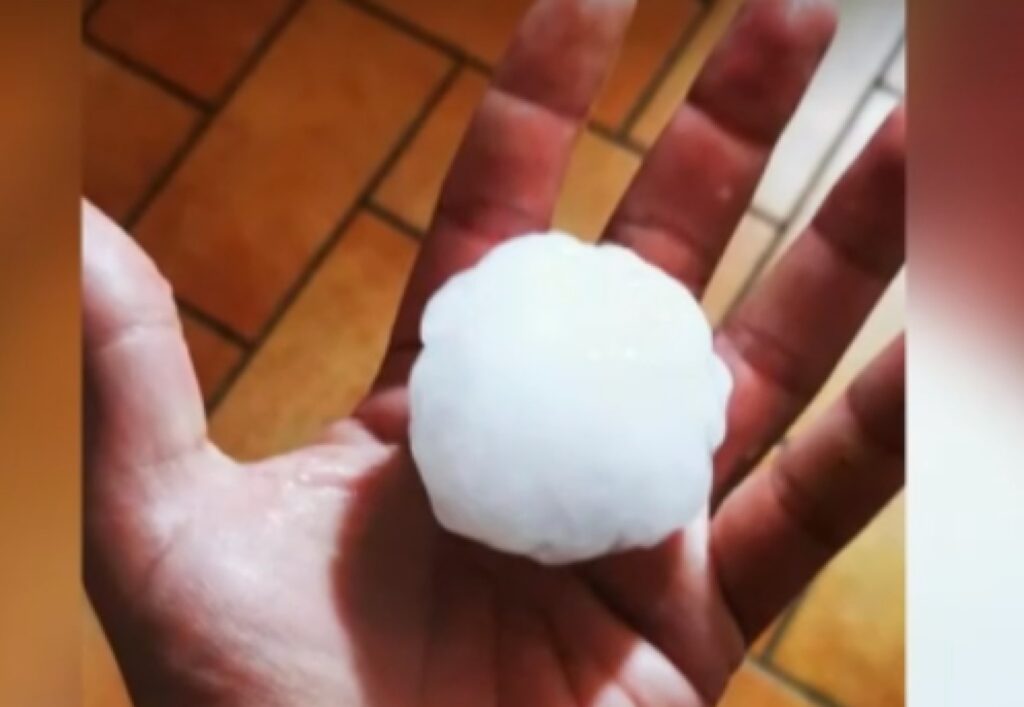 Furtunile s-au dezlănțuit. Alertă de grindină și vijelii, inclusiv pentru București