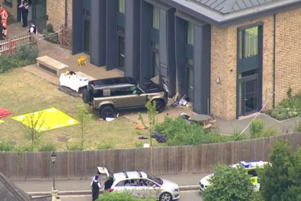 O mașină a intrat în școală, la Wimbledon. Șapte copii și doi adulți, răniți