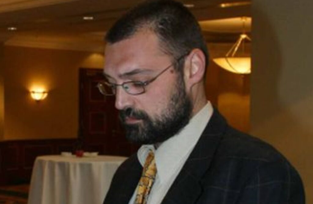 Așa să vi-l amintiți pe Mihnea Vasiliu de la Ringier: înconjurat de îngeri care mănâncă dintr-un tort alb!