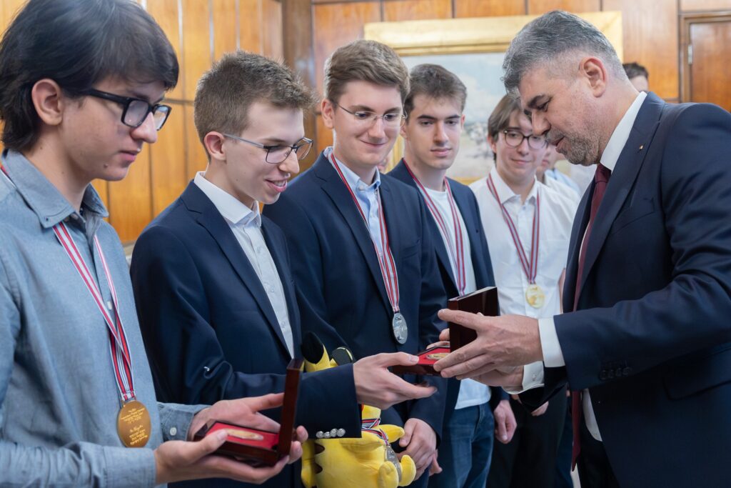 Olimpicii români la Matematică și Fizică, invitați de onoare ai premierului Marcel Ciolacu