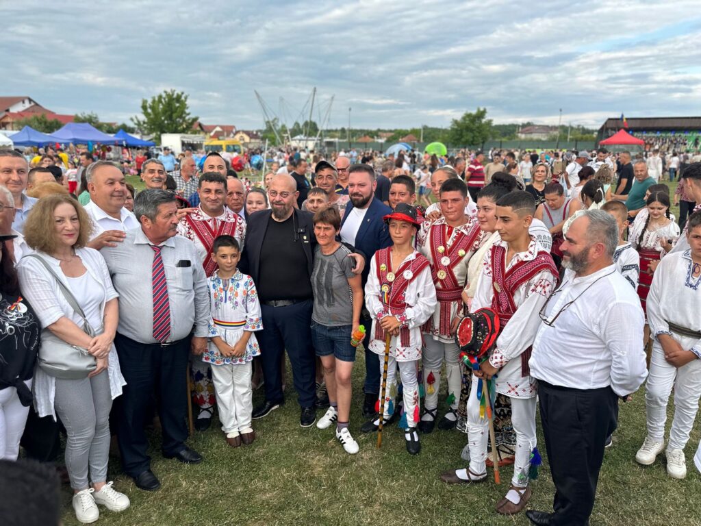 Piedone la iarmaroc, în Argeș. Lumea s-a adunat ca la urs ca să-l vadă pe el și umaniști