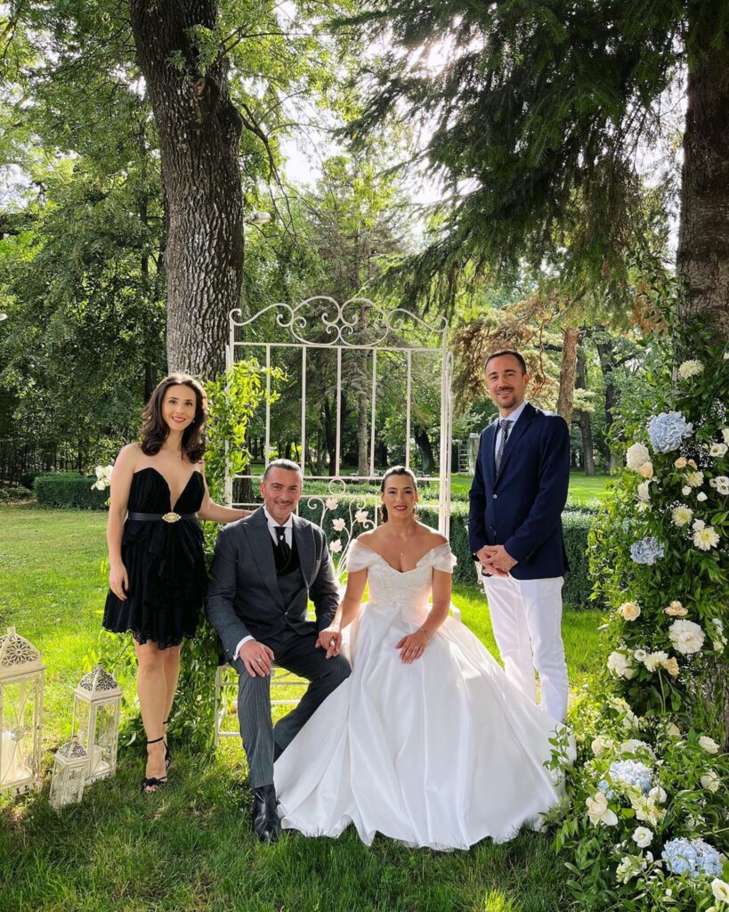 Cătălina Ponor a ajuns în fața altarului. Apariție în caleașcă trasă de cai și ploaie de vedete