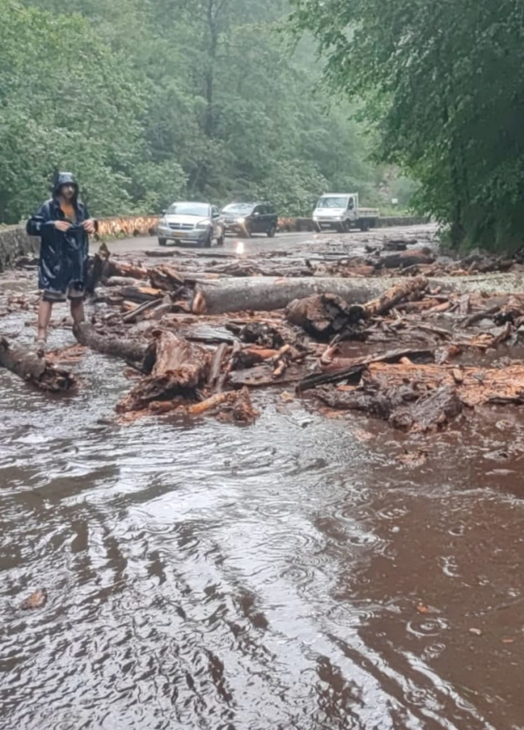 Viitură pe Transfăgărășan. Zeci de mașini blocate, drumul închis temporar