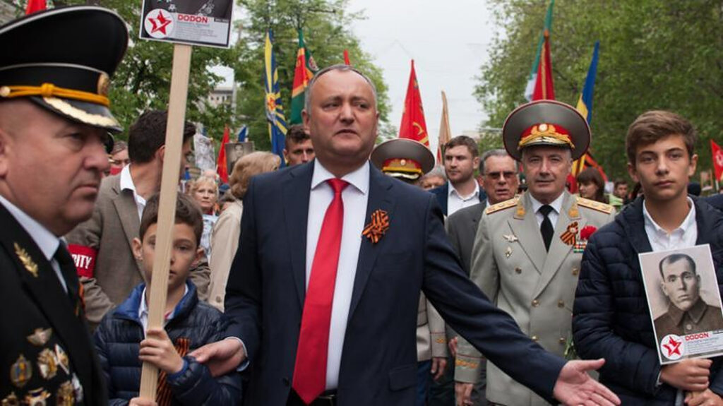 Trei deputaţi pro-ruşi de la Chişinău au scăpat de amenzi, după scandalul panglicii