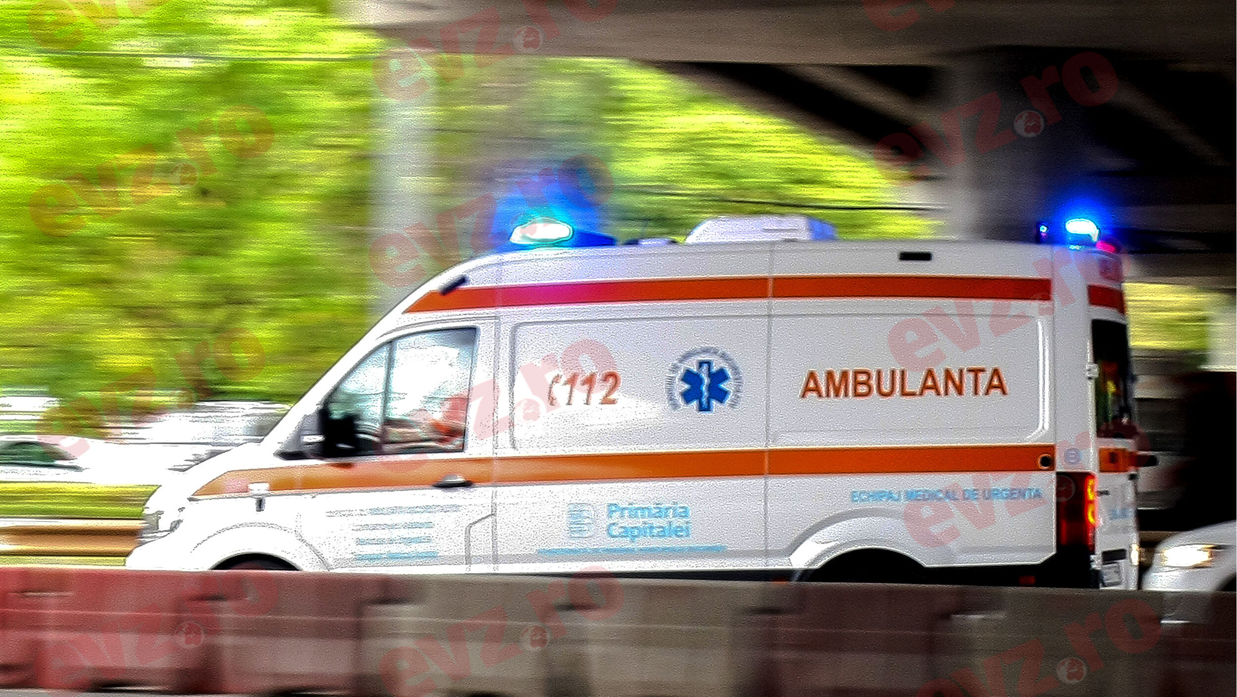 O femeie din Iași s-a baricadat în locuință și amenință că se sinucide. Un negociator încearcă să o convingă să renunțe la gestul extrem