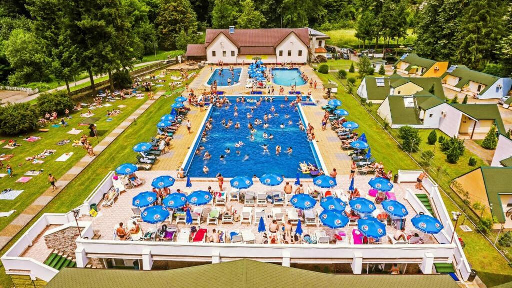 „Perla Apusenilor”, vie în orice anotimp. Are și băi termale și pârtie de ski