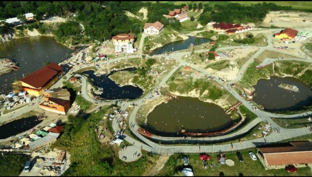 Stațiunea-fenomen din inima României. Geniile lumii au venit la băile tămăduitoare