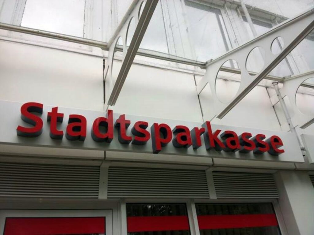 Clienții, presați de bănci: Acceptă creșterea comisioanelor sau rămân fără conturi