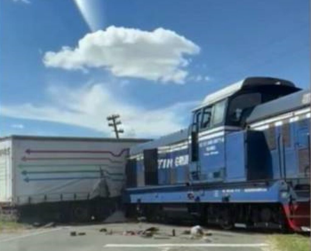 Tragedie evitată în ultimul moment. TIR încărcat cu azotat de amoniu, lovit de tren