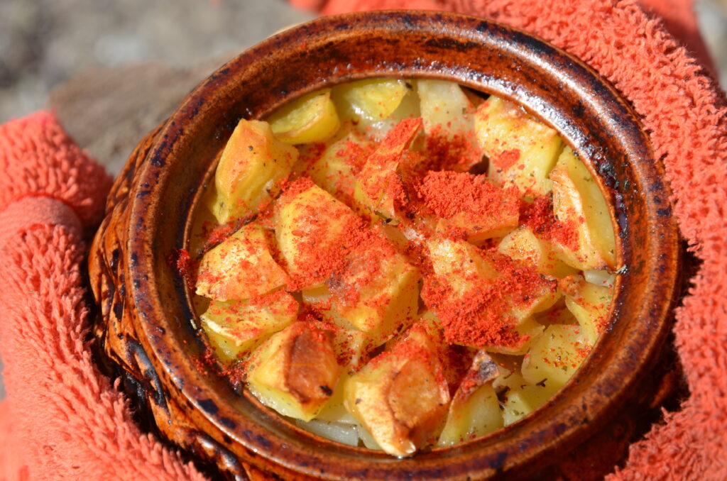 Cartofi țărănești cu ceapă și paprika în stil ardelenesc. Secretele rețetei