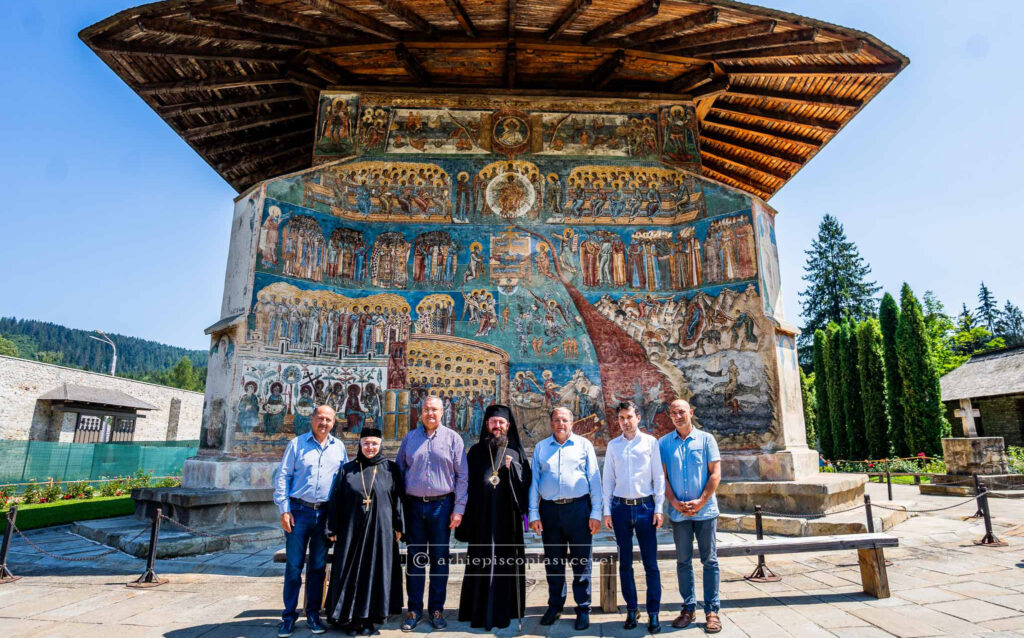 Nicolae Ciucă a primit Ordinul „Crucea Bucovinei”, cea mai înaltă dinstincție a Arhiepiscopiei Sucevei și Rădăuților