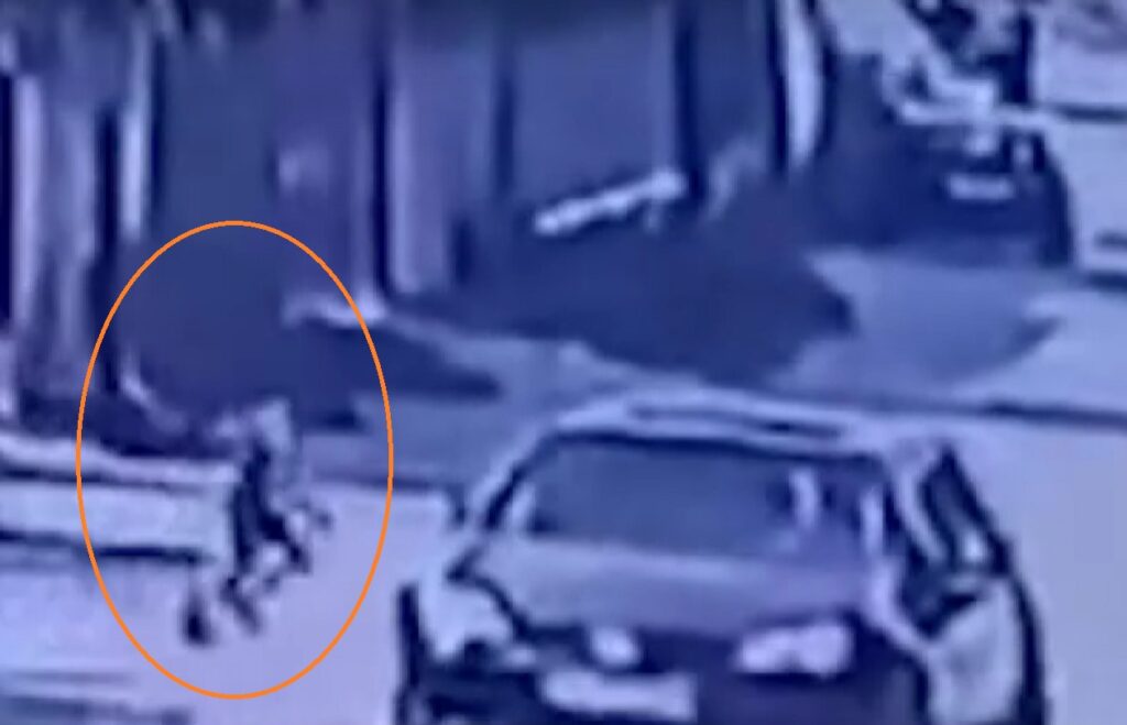 Criminal cu mașina. Copil de șapte ani, lovit intenționat. Imagini revoltătoare