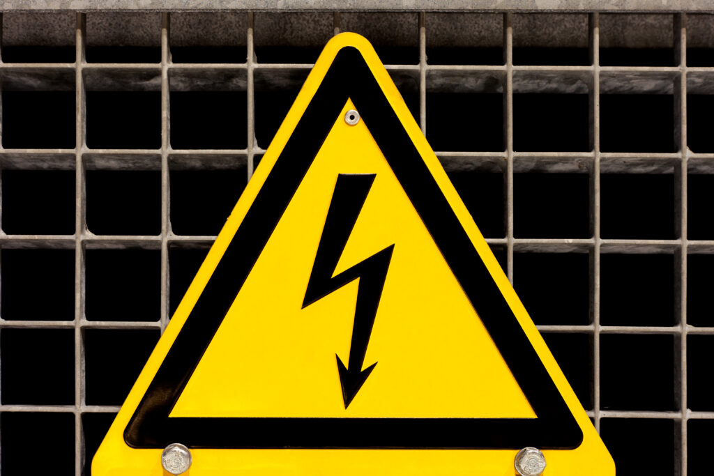 Electrocutări fatale în Republica Moldova. Două persoane și-au pierdut viața după lucrări neautorizate lângă liniile electrice