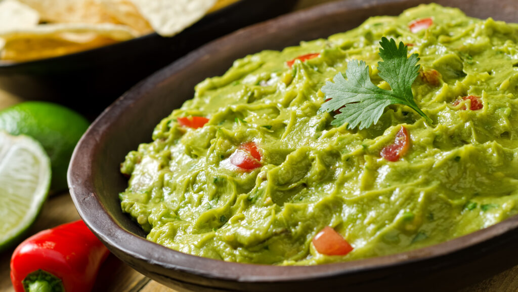 Rețetă simplă de guacamole. O pastă de avocado cu legume ca la restaurant