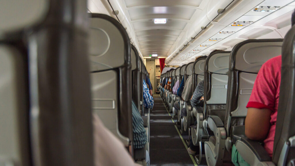 Lucruri mai puțin știute despre călătoria cu avionul. De ce se sting luminile la decolare