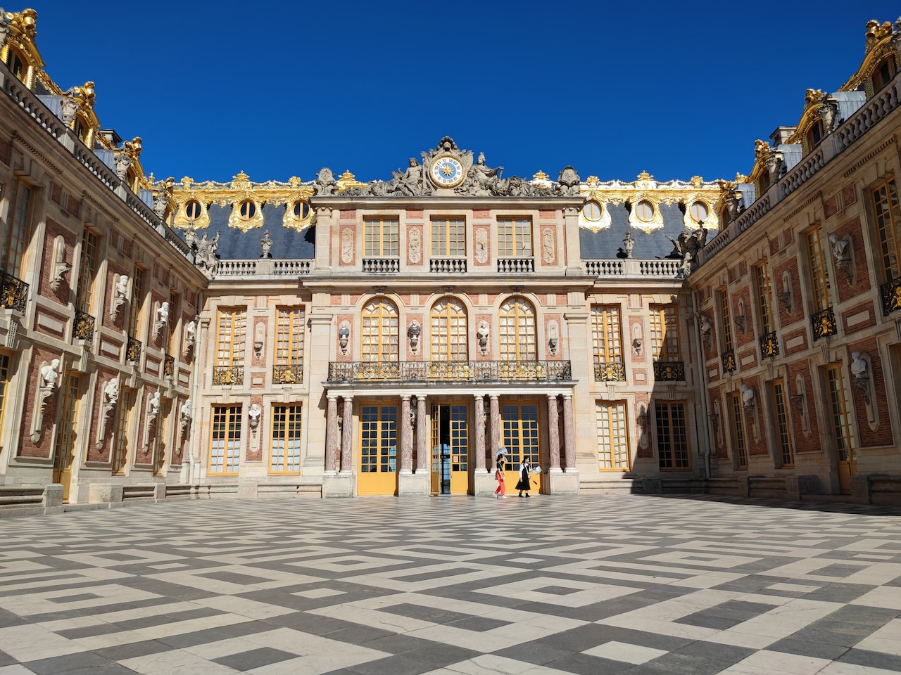 Turiștii non-europeni vor scoate mai mulți bani din buzunar pentru Versailles și Luvru