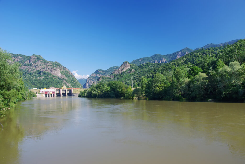 Frații despărțiți de munți și uniți prin blestemul mamei: Legenda Oltului și a Mureșului