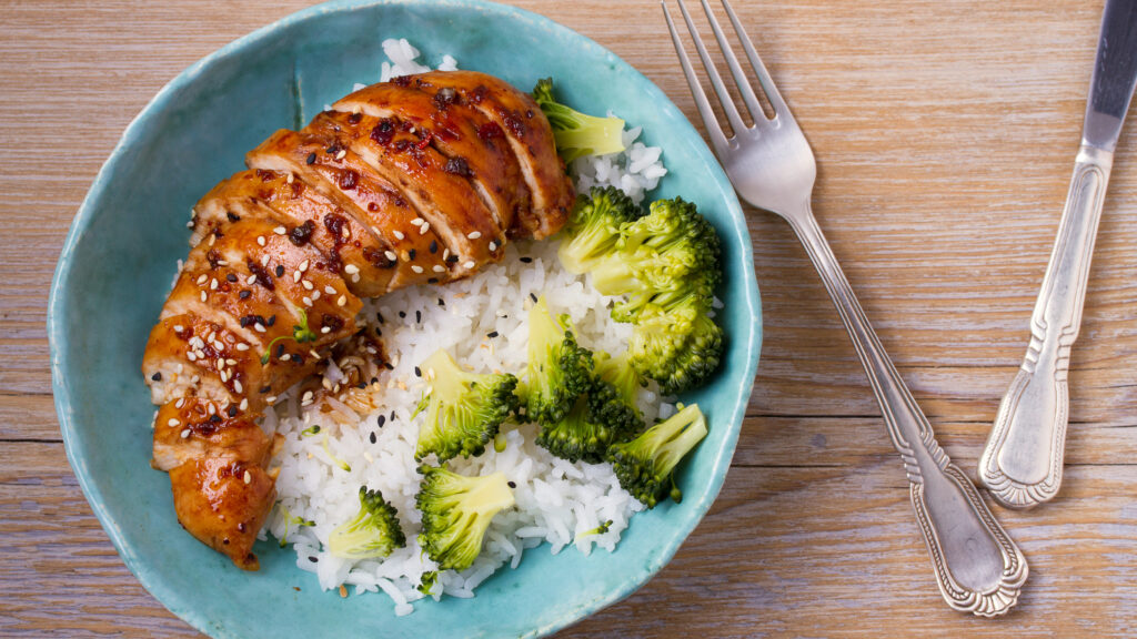 Rețetă de pui la cuptor cu susan, broccoli și lămâie. Are puține calorii