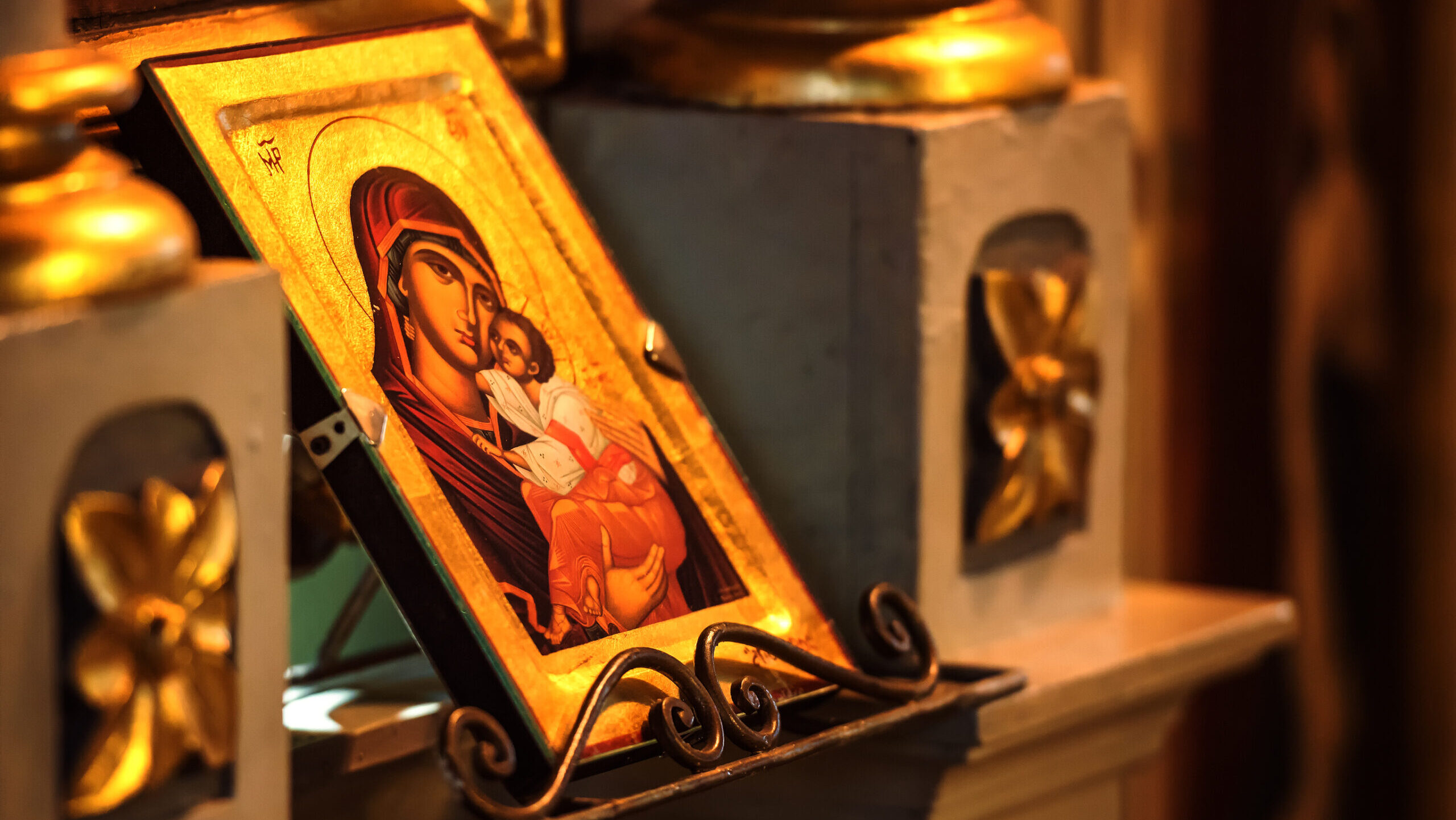 Părintele Pimen Vlad a explicat unde trebuie pusă icoana Maicii Domnului în casă