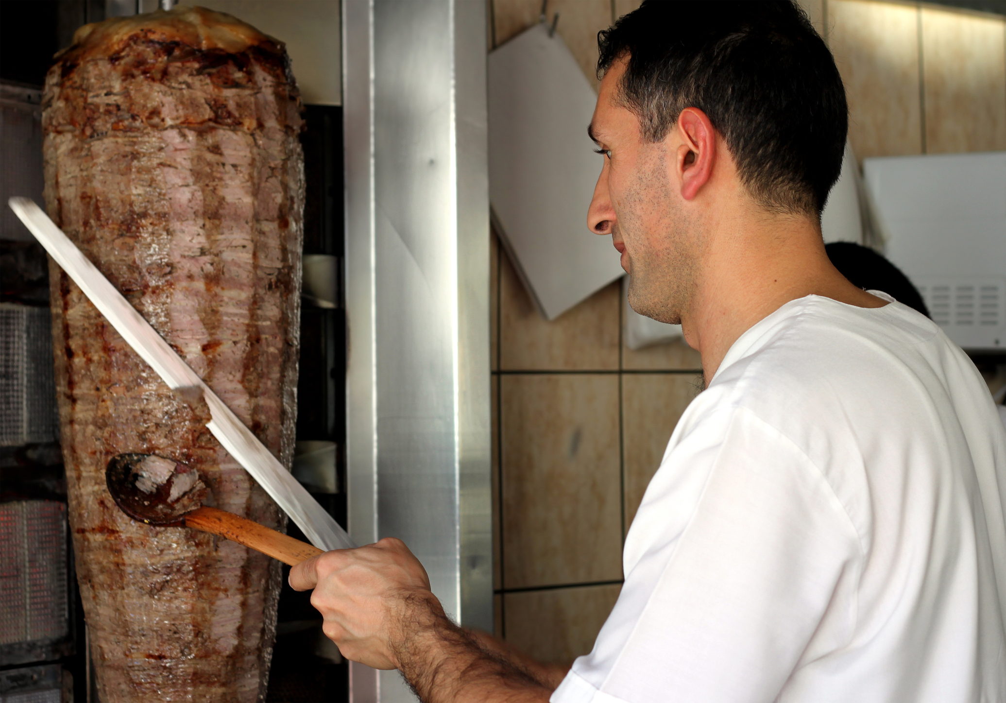 Orașul de provincie din România în care se consumă cea mai multă shaorma. Zeci de mii de porții sunt vândute în fiecare zi