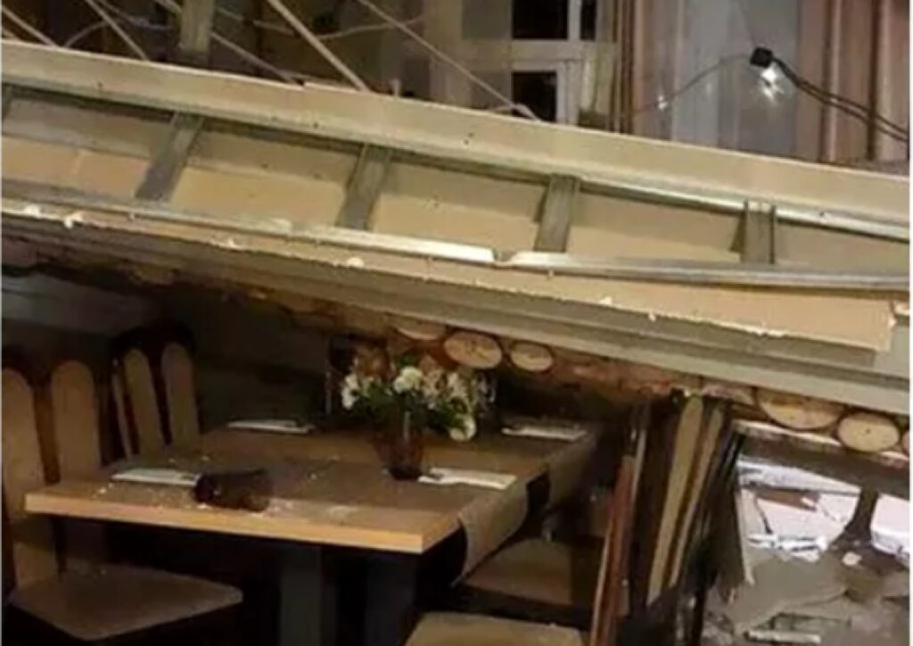 Momente de groază la petrecere. Tavanul unei săli s-a prăbușit peste participanți