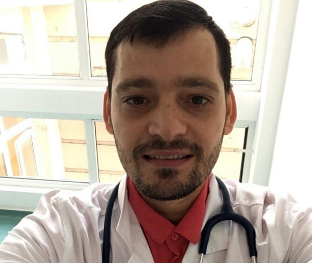Povestea de film a medicului abandonat la naștere de mama sa lângă calea ferată