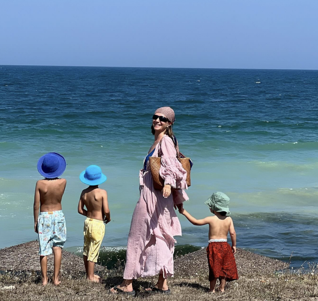 Adela Popescu, exemplu de parenting. Cum reușește actrița să-i țină în frâu pe cei trei baieți