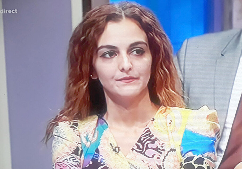 O fostă Miss din Vaslui se plânge câ au mâncat-o puricii la emisiunea „Mireasa”