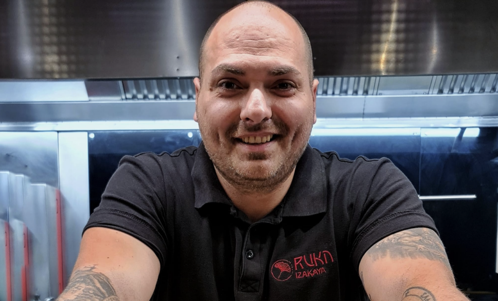 Bucătarul care îi eclipsează pe jurații de la Chefi la Cuțite. Cine este Cătălin Petrescu