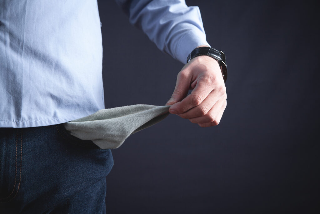 Românii, fruntași la capitolul dificultăți financiare. Cu ce lipsuri ne confruntăm