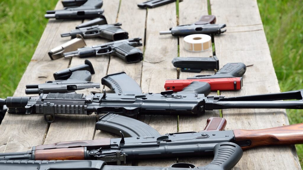 Biden vrea să le ia armele americanilor. Se înăspresc controalele asupra vânzărilor